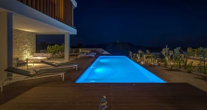 Top luxury design villa for 8 with pool near sea