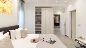 Une chambre à coucher moderne, avec un lit, une table de chevet et une armoire.