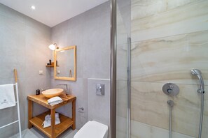 Ensemble douche/baignoire, sèche-cheveux, serviettes fournies, savon