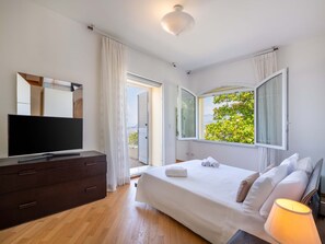 5 bedrooms, iron/ironing board, travel cot, free WiFi