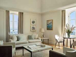 Suite (Leman) | Oppholdsområde | Smart-TV, peis og bøker