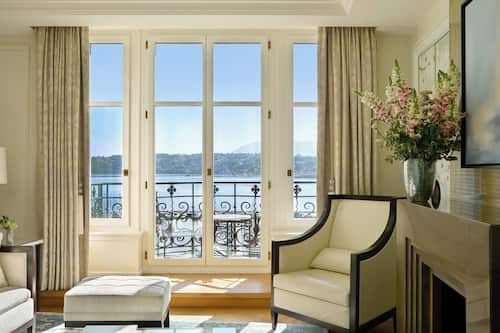 Suite (Collection) | Living area | Smart TV, fireplace, books