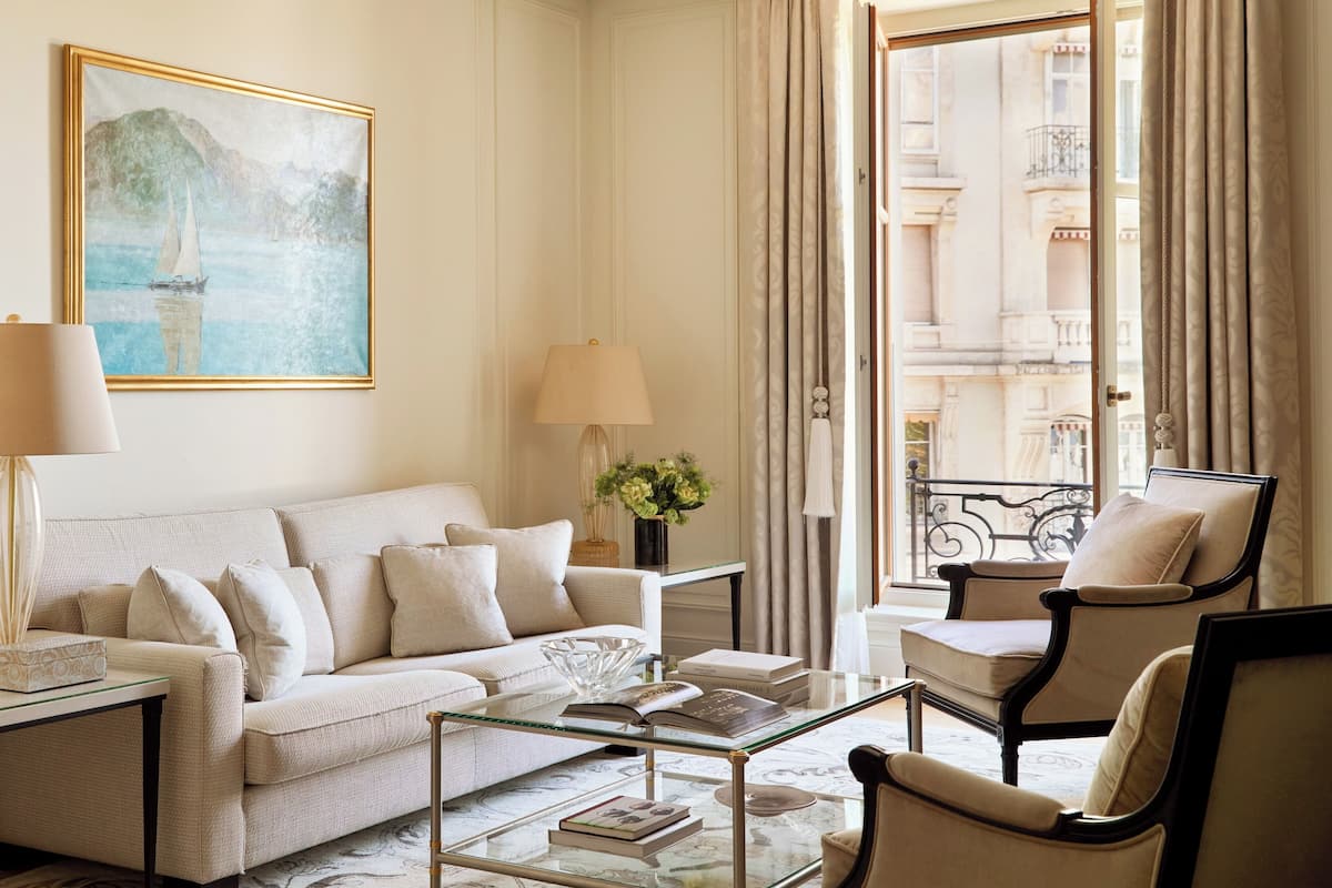 Suite Deluxe | Área de sala de estar | Smart TV, chimenea y libros