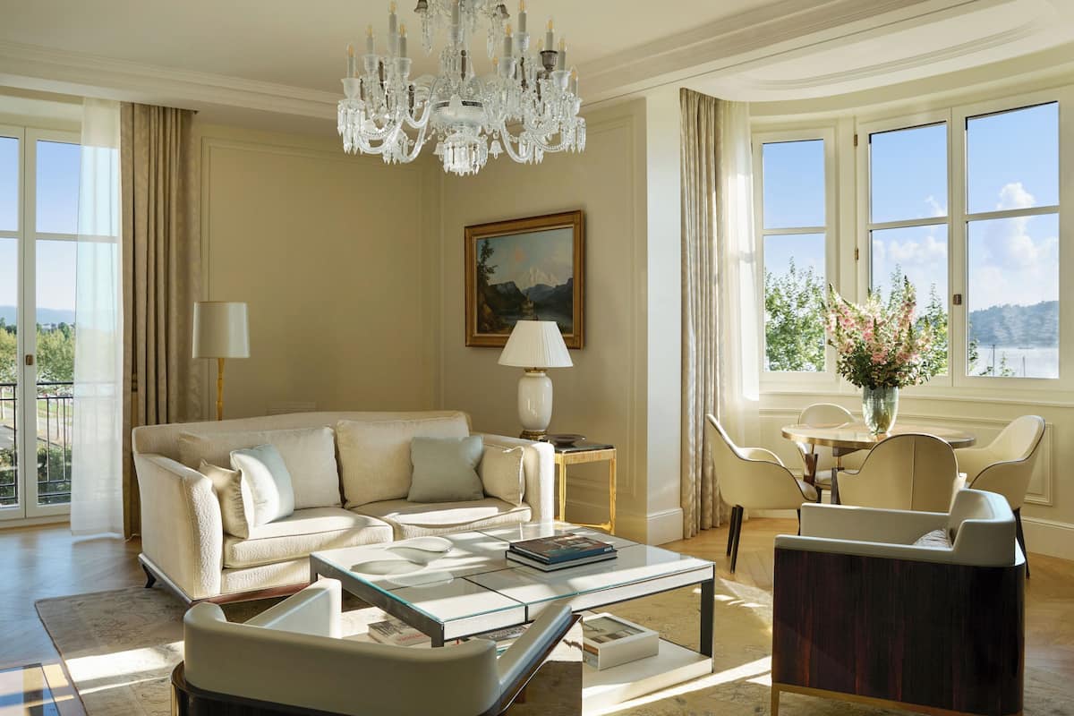 Suite (Mont Blanc) | Área de sala de estar | Smart TV, chimenea y libros