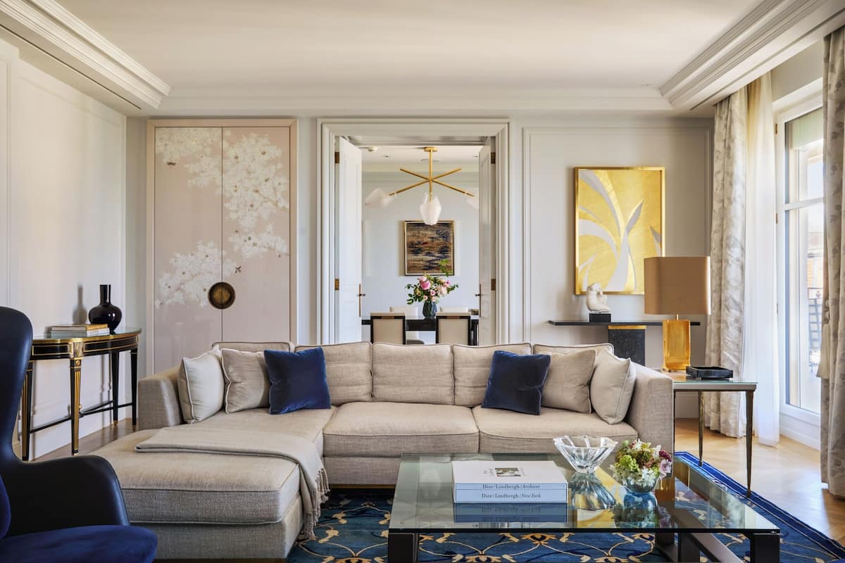 Suite presidencial | Área de sala de estar | Smart TV, chimenea y libros