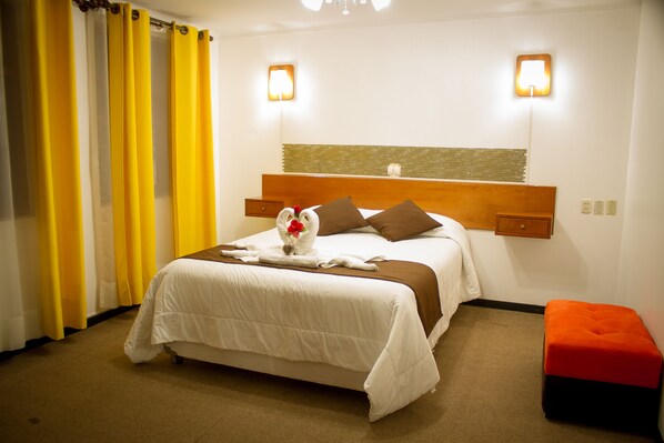 خزنة داخل الغرفة ومكتب ومكواة/لوح كي وواي فاي مجانًا