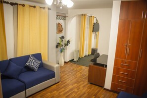 خزنة داخل الغرفة ومكتب ومكواة/لوح كي وواي فاي مجانًا