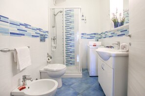 Ducha, secador de pelo, bidet, toallas