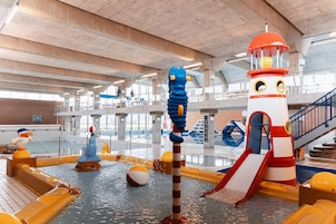 2 piscinas internas, piscina externa, espreguiçadeiras