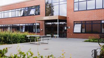 Vista frontal de la propiedad