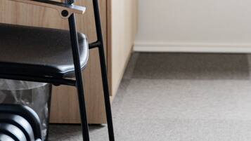 Una silla moderna con respaldo curvo y una mesa de madera.