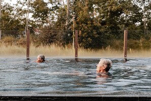 2 binnenzwembaden, een buitenzwembad, ligstoelen en redders ter plaatse