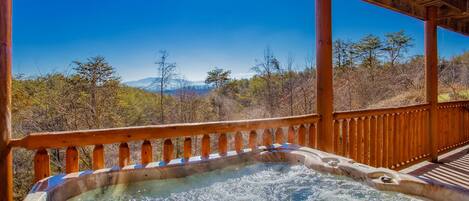 Banyera d'hidromassatge a l'aire lliure