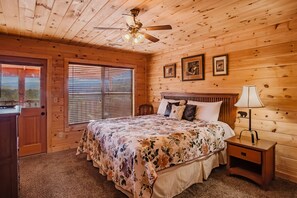 5 bedrooms, free WiFi, bed sheets - Rocky Top View: Mountain Views! Home theater, Game Room, Spacious, Luxury, close to Attrractions! (Sevierville)