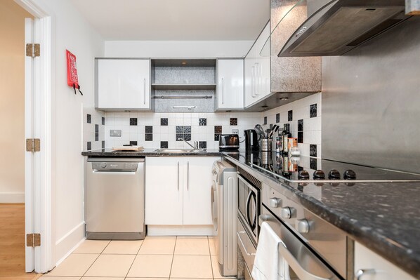 Classic Apartment | Private kitchen | Full-size fridge, microwave, oven, stovetop