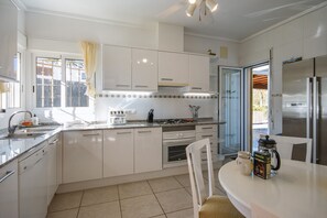 Een koelkast, een microgolfoven, een oven, een vaatwasser