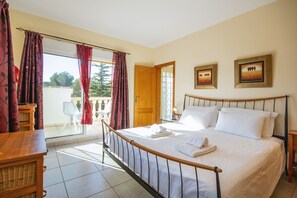 3 slaapkamers, een strijkplank/strijkijzer, gratis wifi, beddengoed