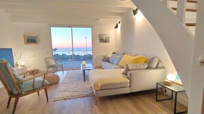 TV connectée, livres, espaces bureaux