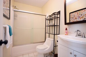 Towels - Cute, relaxing 1-bedroom oceanfront condo located directly on the Boardwalk with free WiFi and a stunning ocean view! (Ocean City)