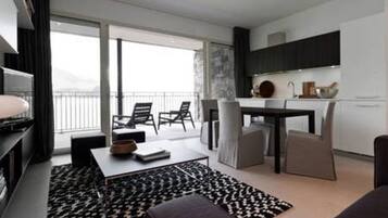 Departamento, varias camas | Sala de estar | Televisión de pantalla plana