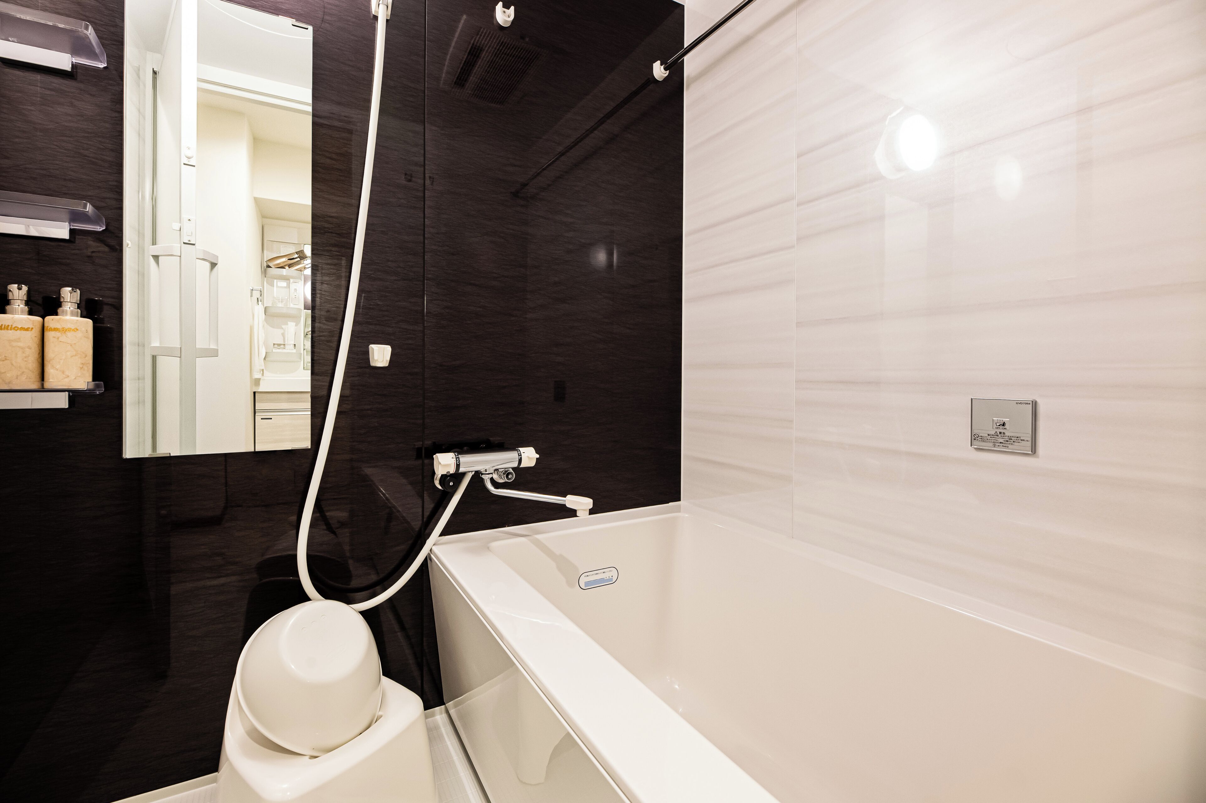 Un baño moderno con bañera, inodoro y zona de ducha.
