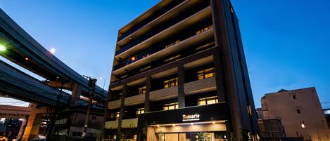 Bagian depan properti - sore/malam