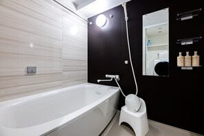 Separate tub and shower, free toiletries, hair dryer, slippers - Tomariehotel & condominium (Fukuoka)