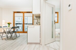 Huoneisto, 1 makuuhuone, parveke | Olohuone