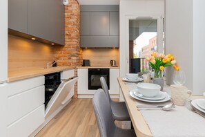 Apartamento, 1 quarto, sacada | Cozinha americana privada | Micro-ondas, lava-louças, cafeteira/chaleira