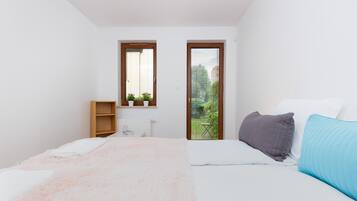 1 bedroom, bed sheets