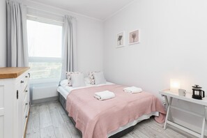 1 chambre, décor unique, espace de travail pour ordinateurs portables