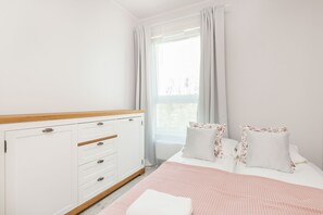 Apartment, 1 Bedroom, Balcony | 1 bilik tidur, dihias secara berasingan, ruang kerja komputer riba