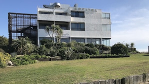 Un edificio moderno con un cartel que dice "SOFITEL" y un letrero de restaurante debajo.