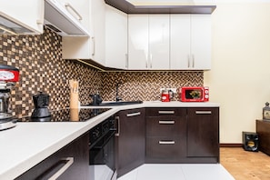 Apartamento, 1 quarto, cozinha | Cozinha americana privada | Micro-ondas, lava-louças, cafeteira/chaleira, chaleira elétrica