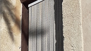 Un arco de piedra con un diseño de celosía de madera.