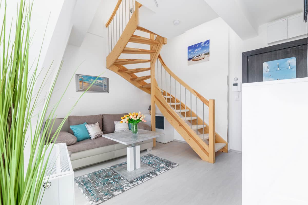 Apartment, 1 Schlafzimmer, Balkon, am Strand | Wohnbereich | 40-Zoll-Fernseher mit Kabelempfang