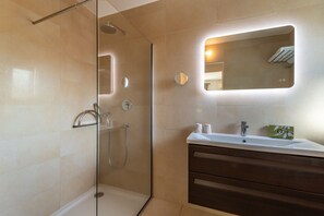 Badewanne, Haartrockner, Handtücher