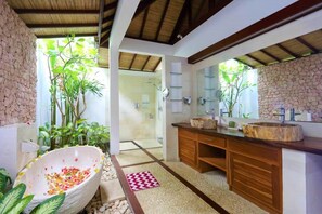 Vila, 2 quartos, para fumantes, piscina particular | Banheiro | Chuveiro, toalhas de banho