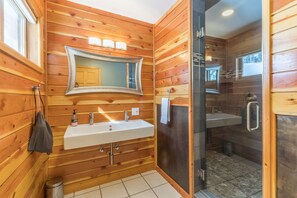 Ensemble douche/baignoire, articles de toilette gratuits, sèche-cheveux