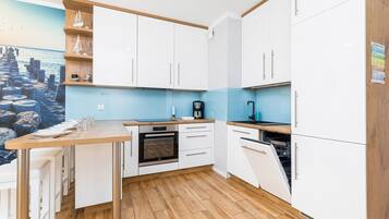 Apartemen, 1 kamar tidur, balkon, pemandangan kebun | Dapur kecil pribadi | Mesin pencuci piring, mesin pembuat kopi/teh, dan ketel listrik