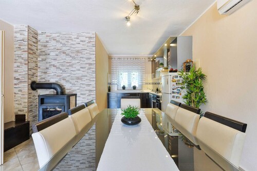 Holiday House Meri with pool in a peaceful area