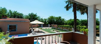 Holiday House Meri with pool in a peaceful area