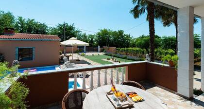 Holiday House Meri with pool in a peaceful area