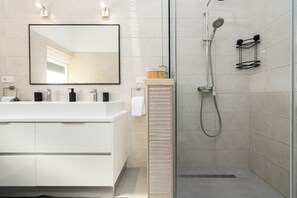 Shower, hair dryer, towels - Villa Miranda with pool, Zadar county (Zaton)