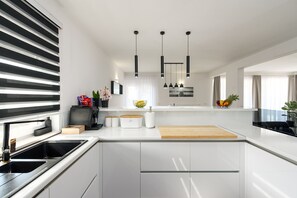 Kühlschrank, Mikrowelle, Ofen, Geschirrspüler