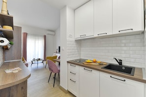 Réfrigérateur, four à micro-ondes, un four, surface de cuisson