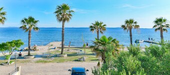 Beachfront Holiday Apartment Inga Blue with sea view