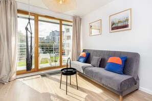 Huoneisto, 2 makuuhuonetta, parveke | Olohuone