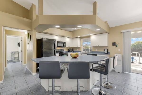 Réfrigérateur, micro-ondes, four, plaque de cuisson