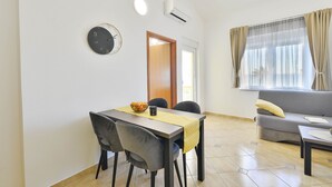 Dining - Beachfront Holiday Apartment Inga Yellow with sea view (Vir)